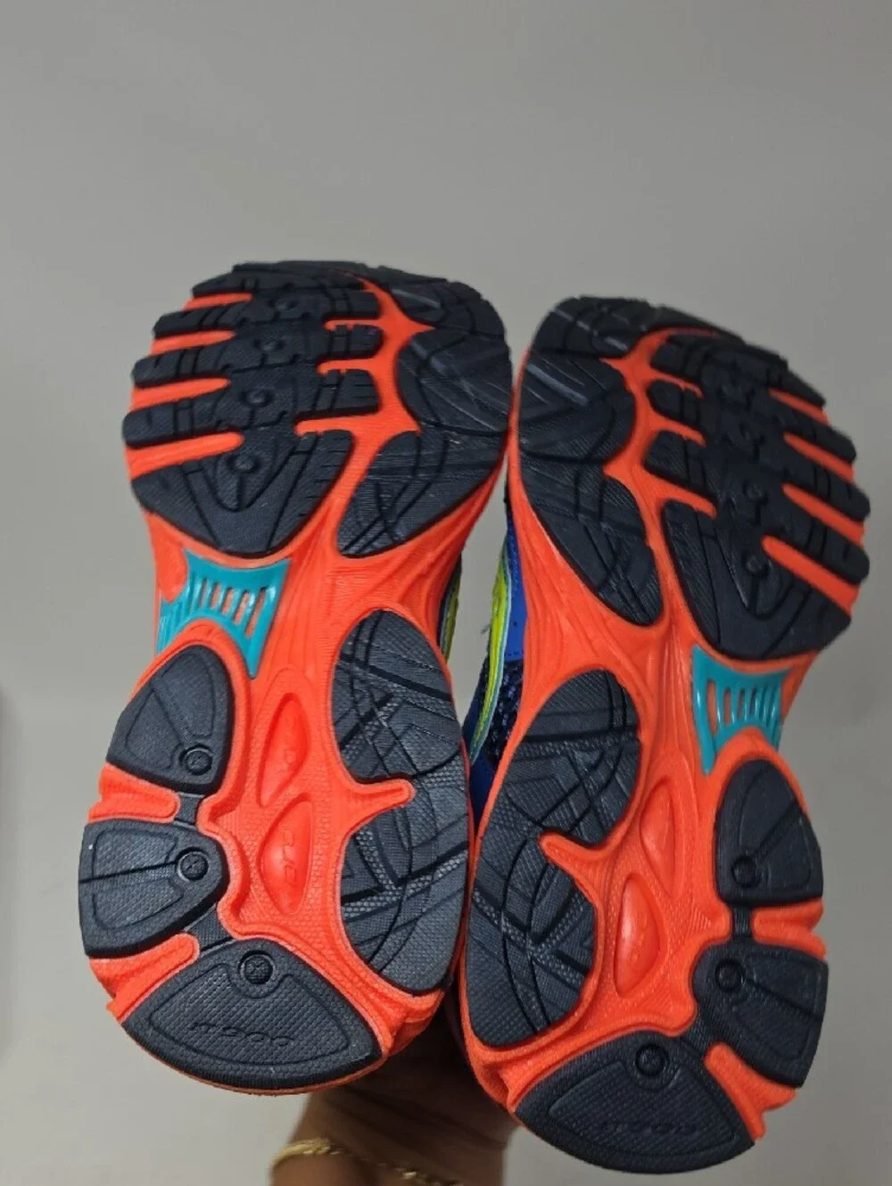 Saucony Oni 9 Navy Blue Sneakers with Orange, Pink and Lime Accents Size 6.5Y